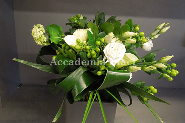 白い花と緑の葉を組み合わせたアレンジメント