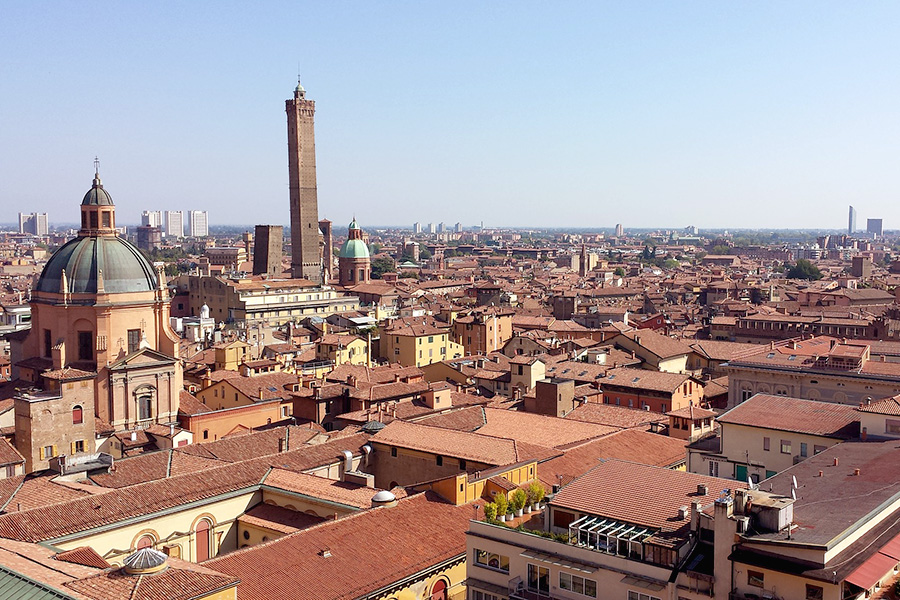 ボローニャ、イタリア風景、大学、学問の街、赤い屋根、イタリア大学