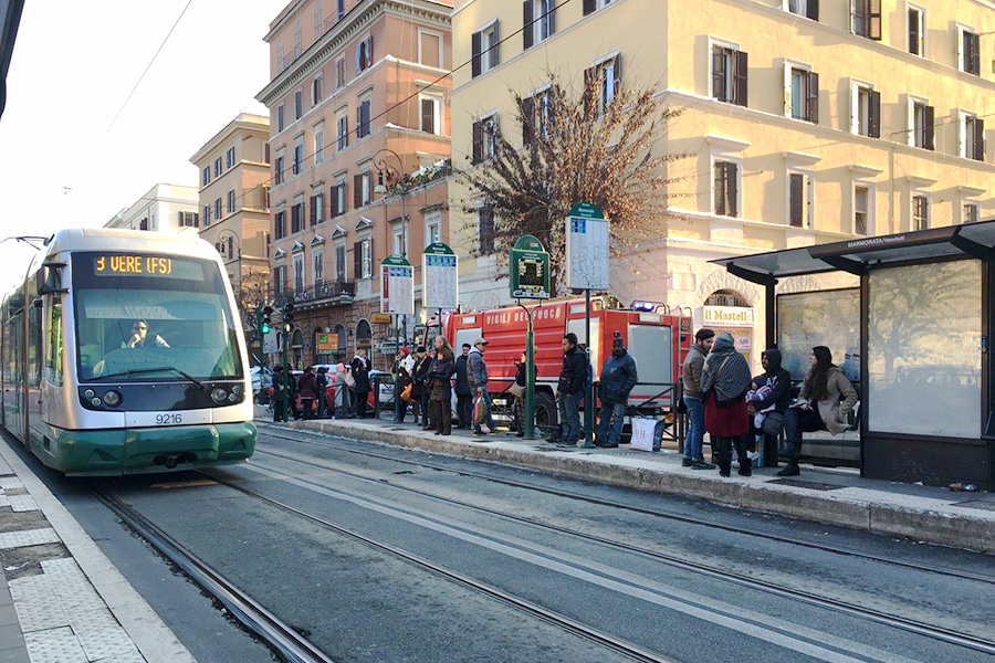 イタリア生活、生活費用、交通費、トラム、停留所