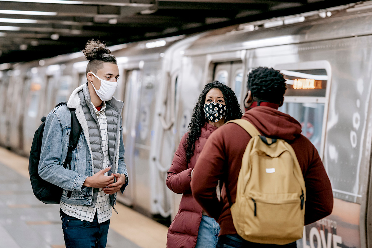 イタリア、地下鉄、マスクをしている若者