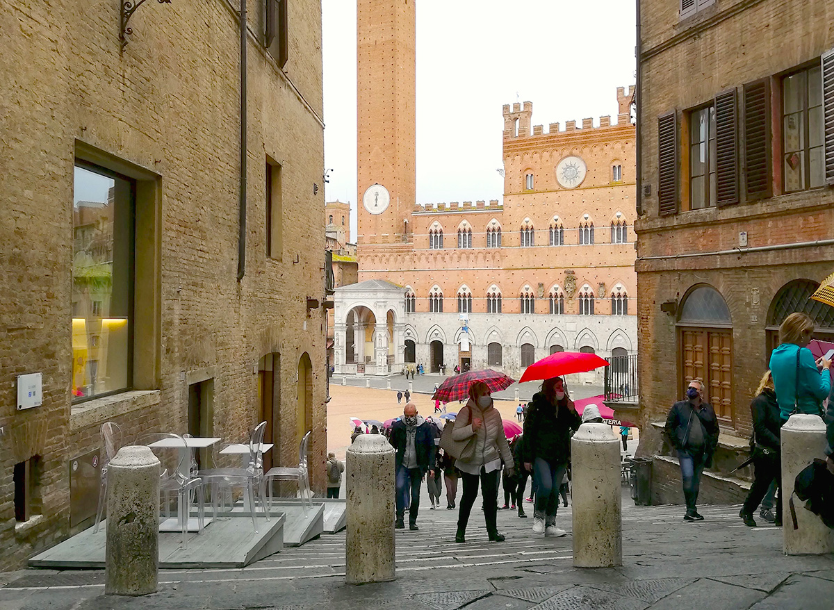 イタリア、フィレンツェ、雨、傘をさしている人々、マスクをしている人々