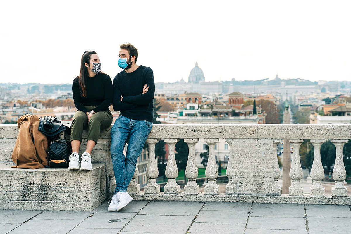 イタリア、風景、カップル、マスク着用、イタリア風景