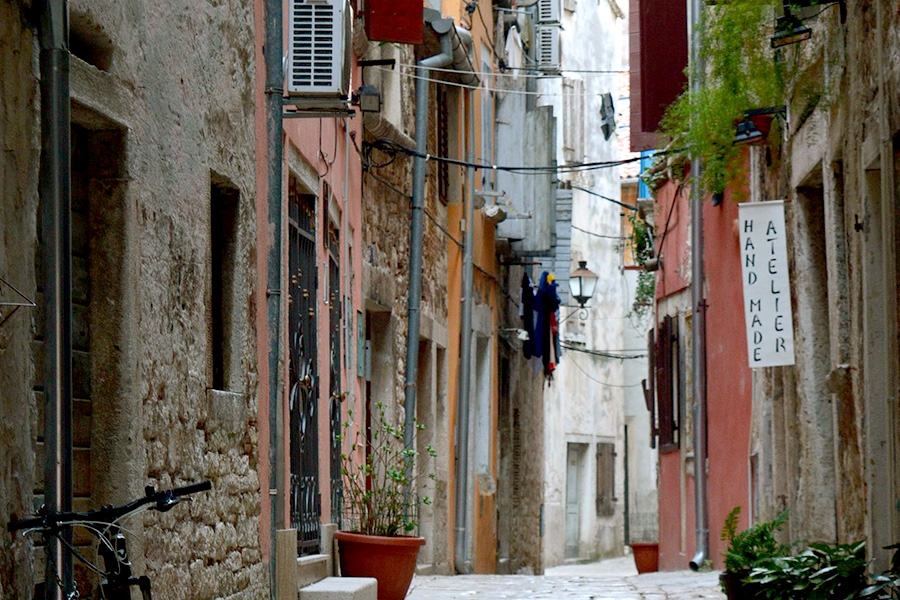 イタリア生活、治安の悪そうな街、暗い通り、人通りの少ない道、路地裏、路地