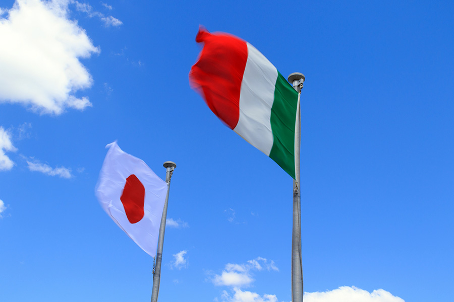 イタリア国旗、日本国旗、日本からイタリア留学