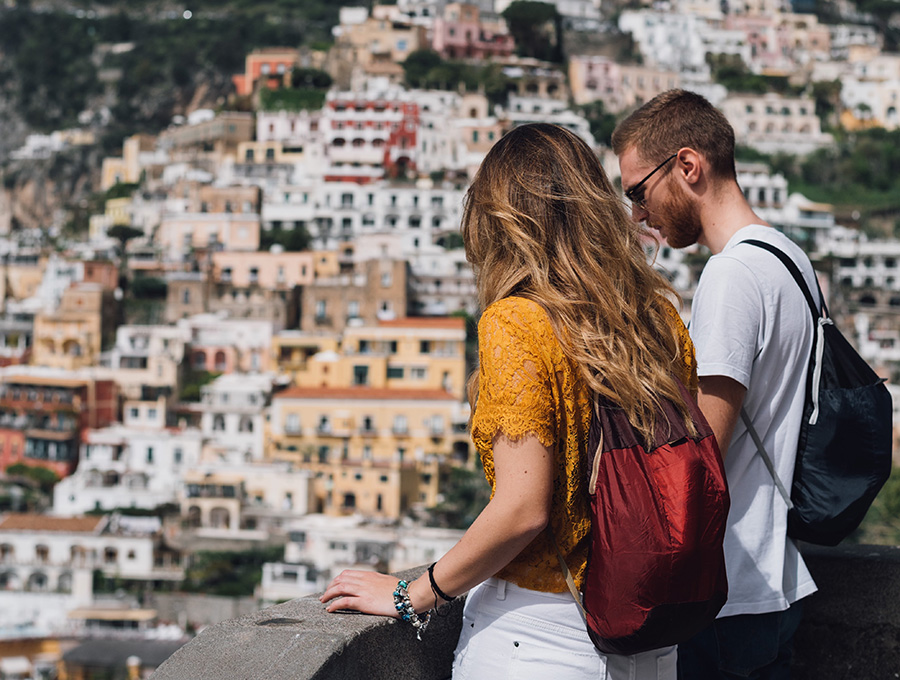 男女、イタリアの海、旅行中の持ち物