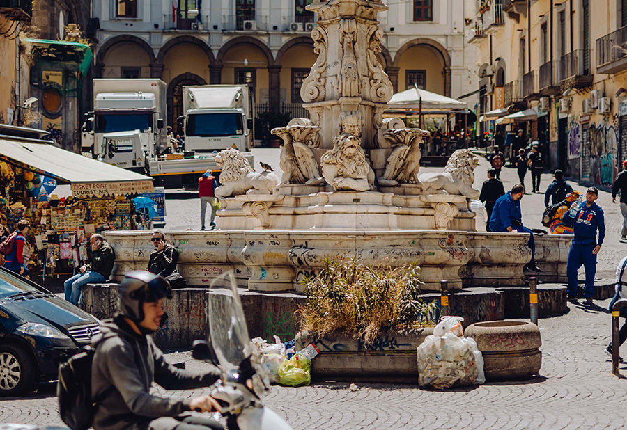 イタリア、街角、人混み、広場、piazza、露天商