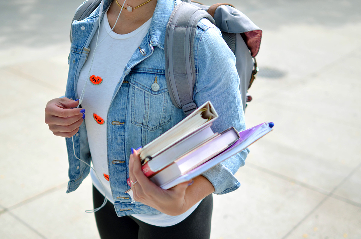 女性学生、大学生、書籍