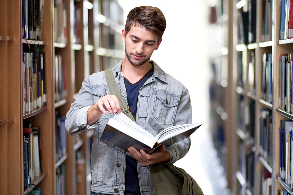 男子大学生、学生、図書館、本を読む大学生