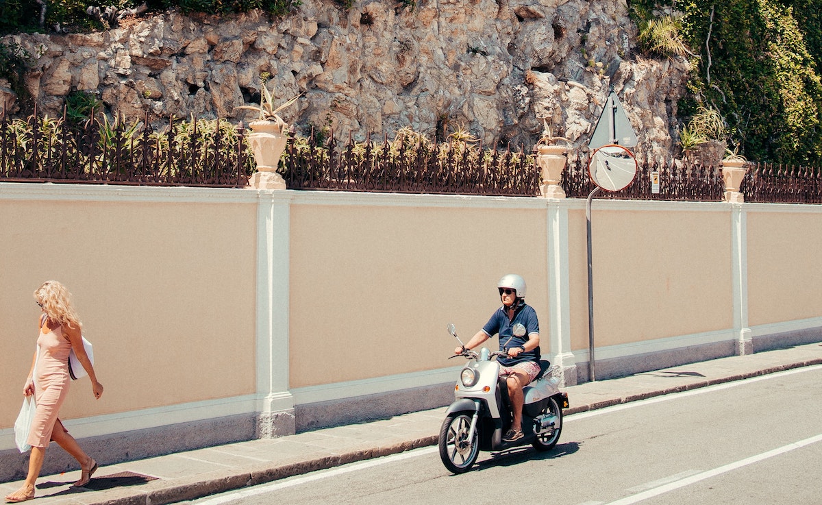 イタリア、バイク、道を歩く女性、イタリア風景