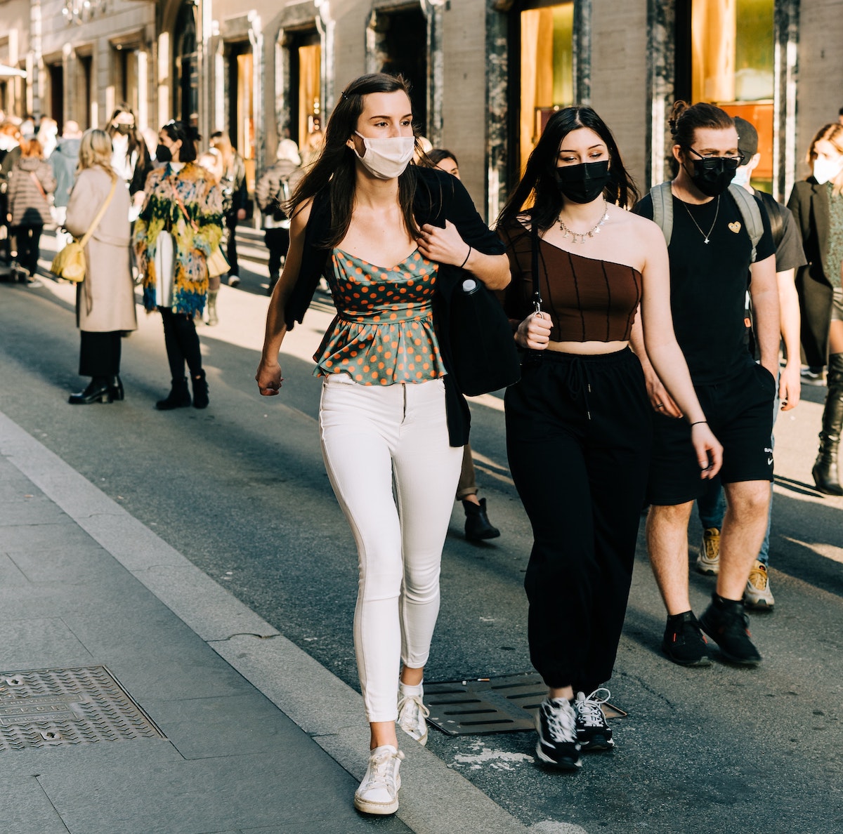 イタリア、道を歩く女性、マスク姿、イタリア風景