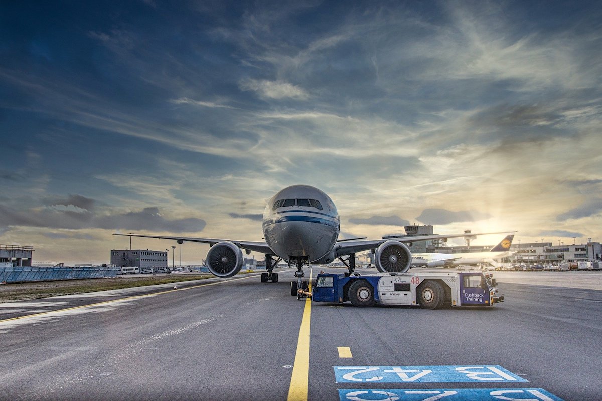 飛行機、滑走路、搭乗