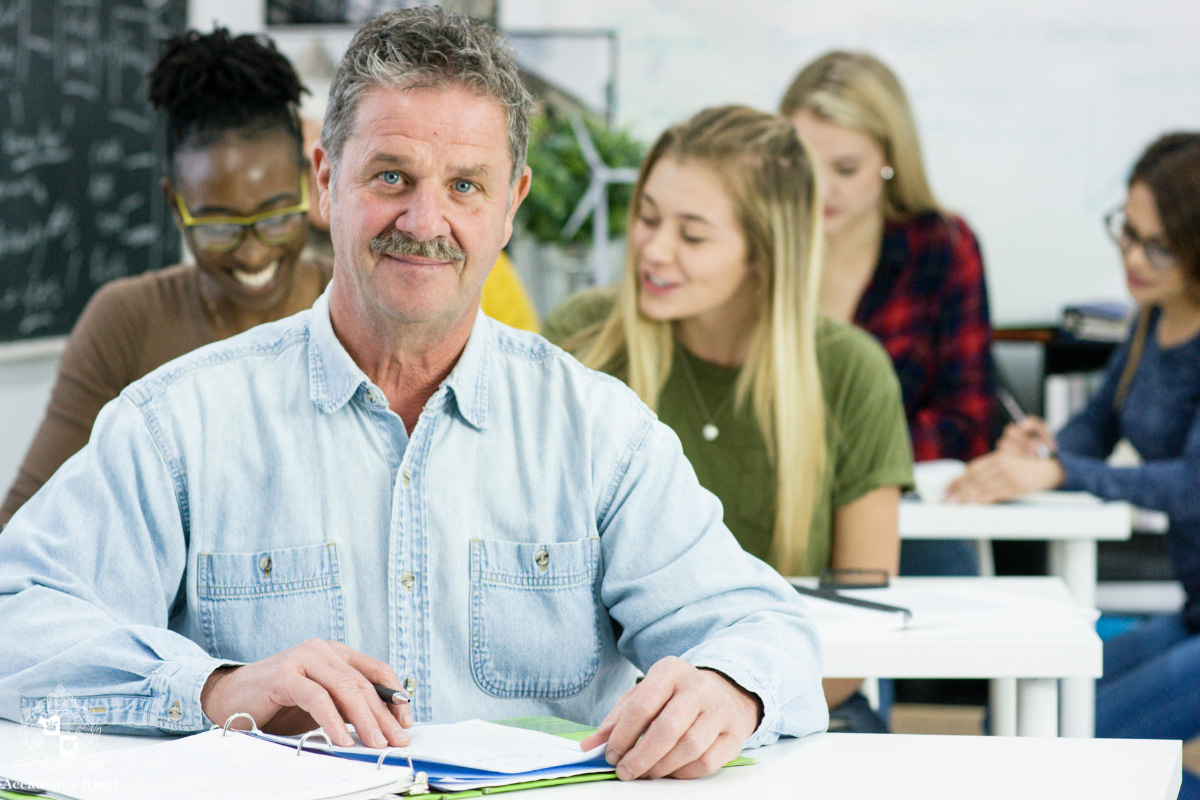 若者に混じって勉強しているシニア男性　シニア留学