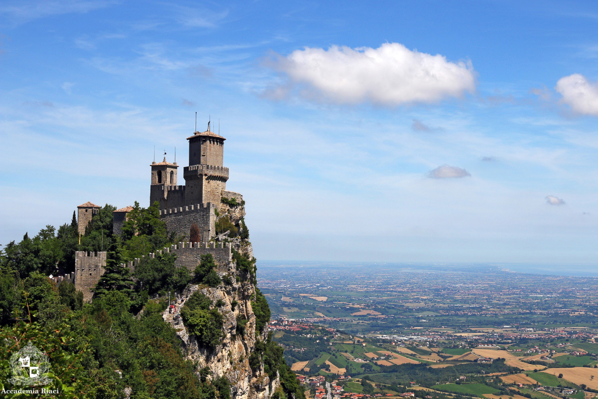 崖の上に立つお城　サンマリノ サン・マリノ共和国  san marino