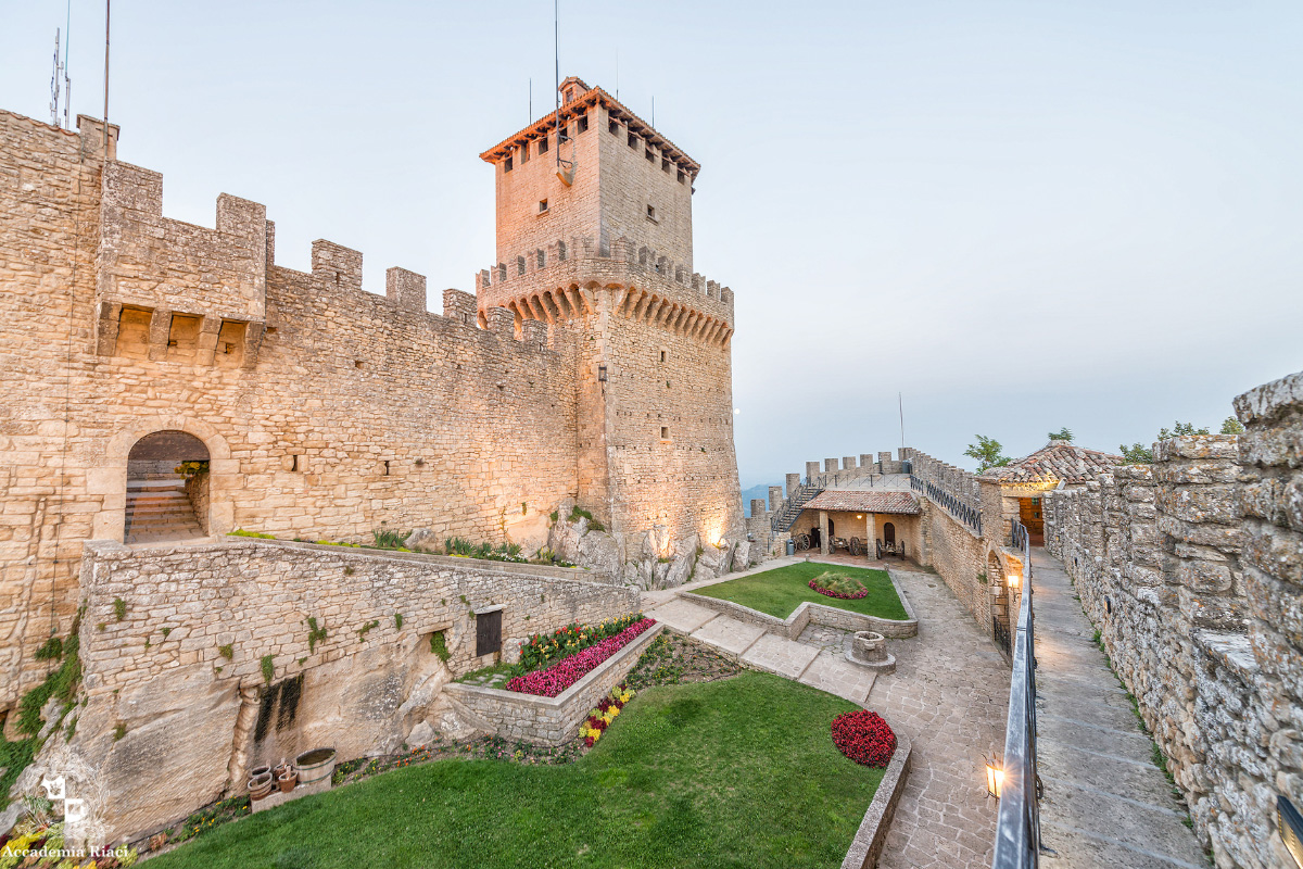 城壁から見たお城と中庭　サンマリノ サンマリノ共和国  san marino
