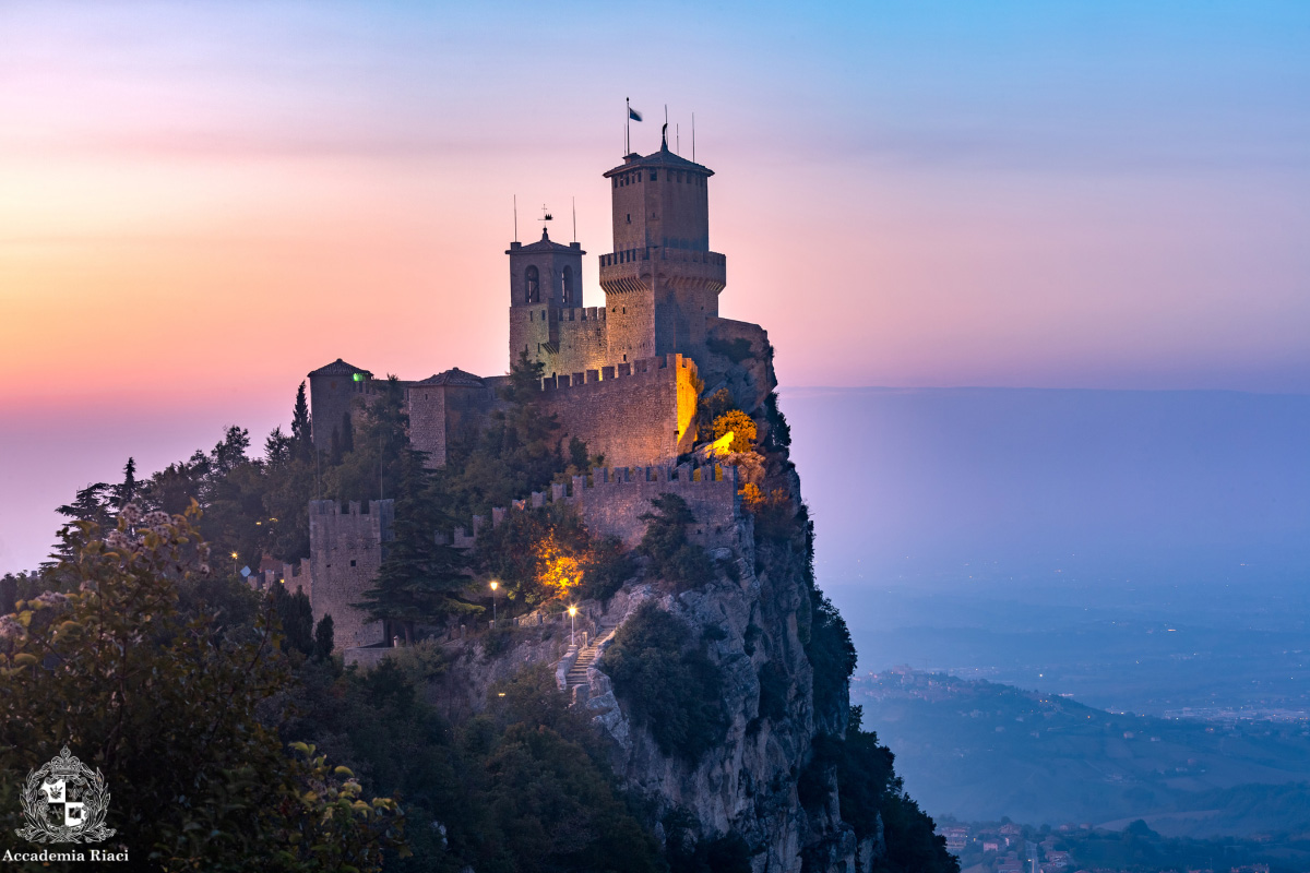 夕暮れ時にライトアップされたお城　サンマリノ サンマリノ共和国  san marino