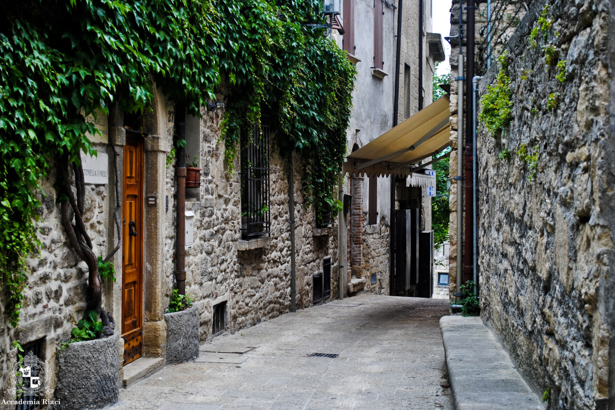 街の中の石畳の小道　サンマリノ サンマリノ共和国 san marino