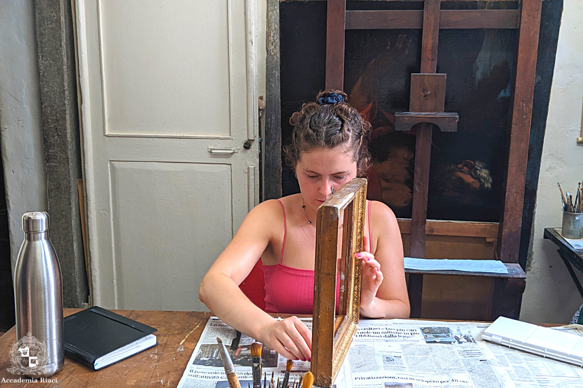 アカデミアリアチ 　絵画修復コースの授業の様子　絵画の修復をしている学生