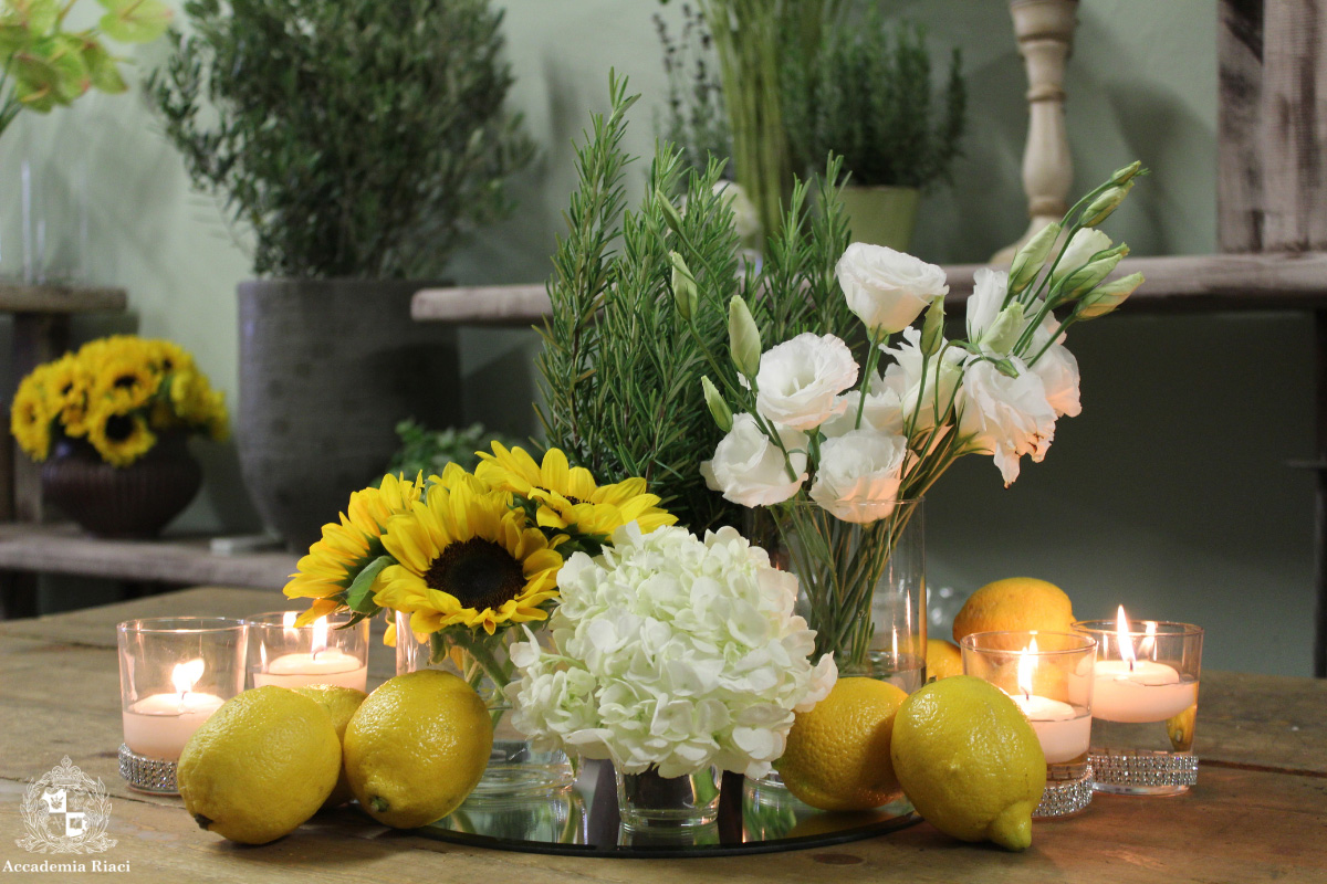 フラワーアレンジメント留学　蝋燭とひまわりや白い花の清楚なアレンジメント