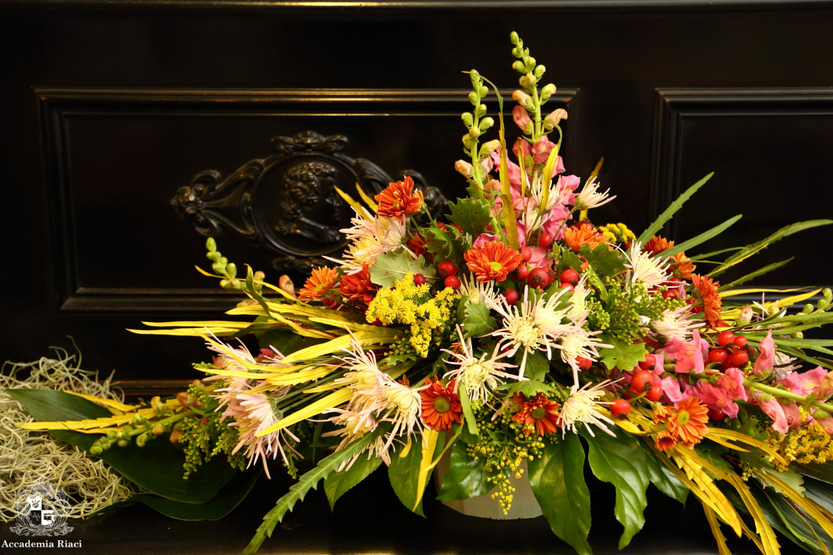 フラワーアレンジメント留学　母ボリュームのある花で華やかなアレンジメント