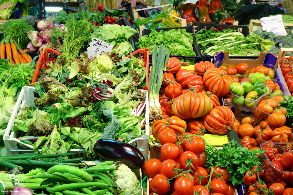 イタリアのメルカート（市場）　お店に並んだ色とりどりの野菜
