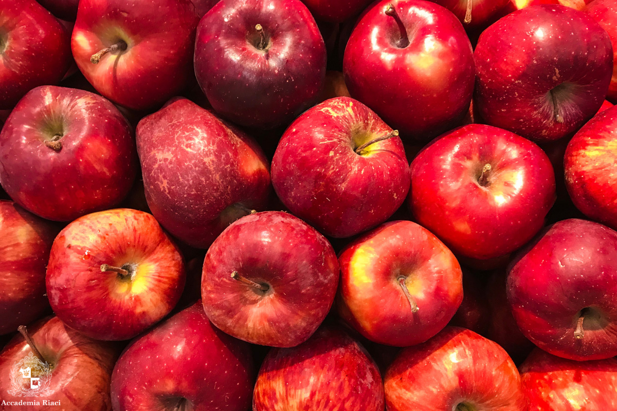 イタリアのメルカート（市場）　綺麗に並んだりんご