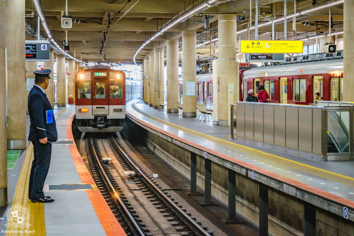 イタリア人から見た日本　駅のホームに入って来る電車