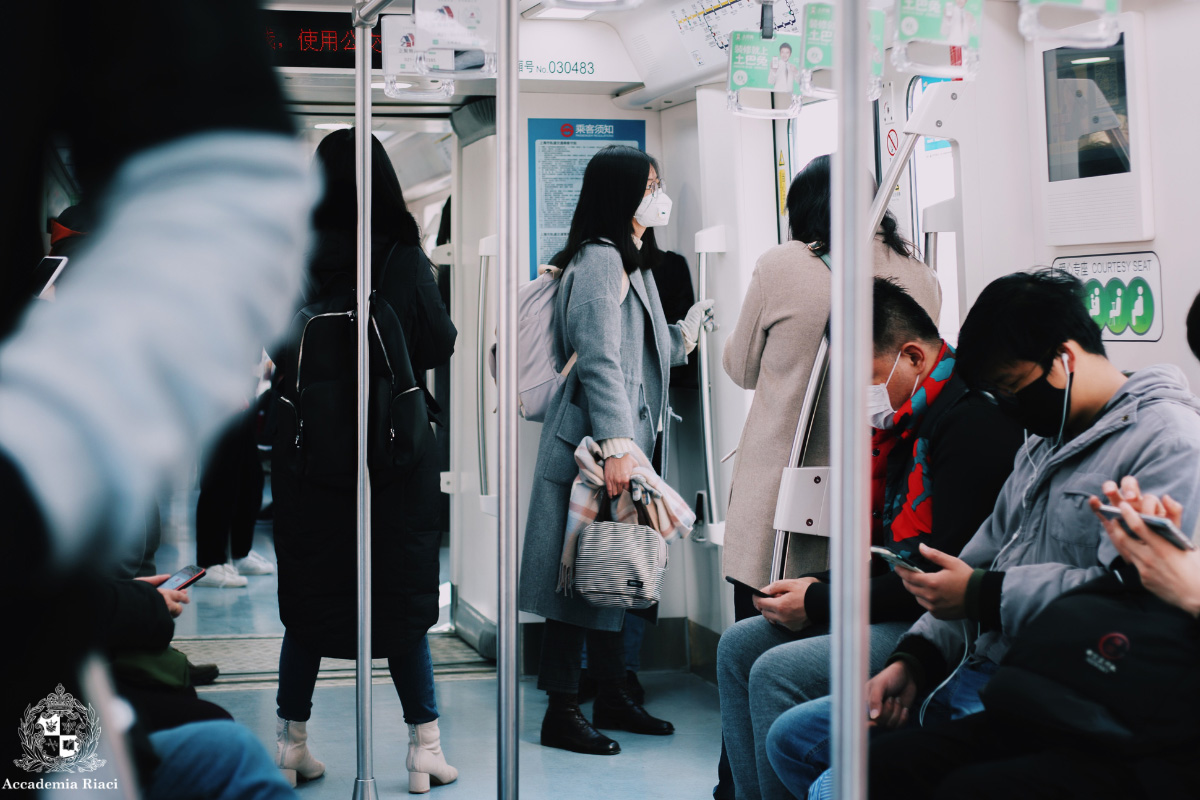 イタリア人から見た日本　立っている人や座っている人がいる電車内