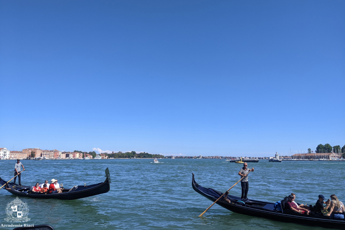 イタリア絵画修復留学　ヴェネツィア旅行　海に浮かぶ二艘のゴンドラ