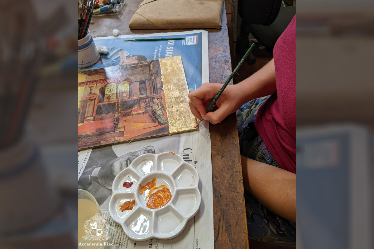 イタリア留学　絵画修復　授業の様子、金箔を貼っているところ