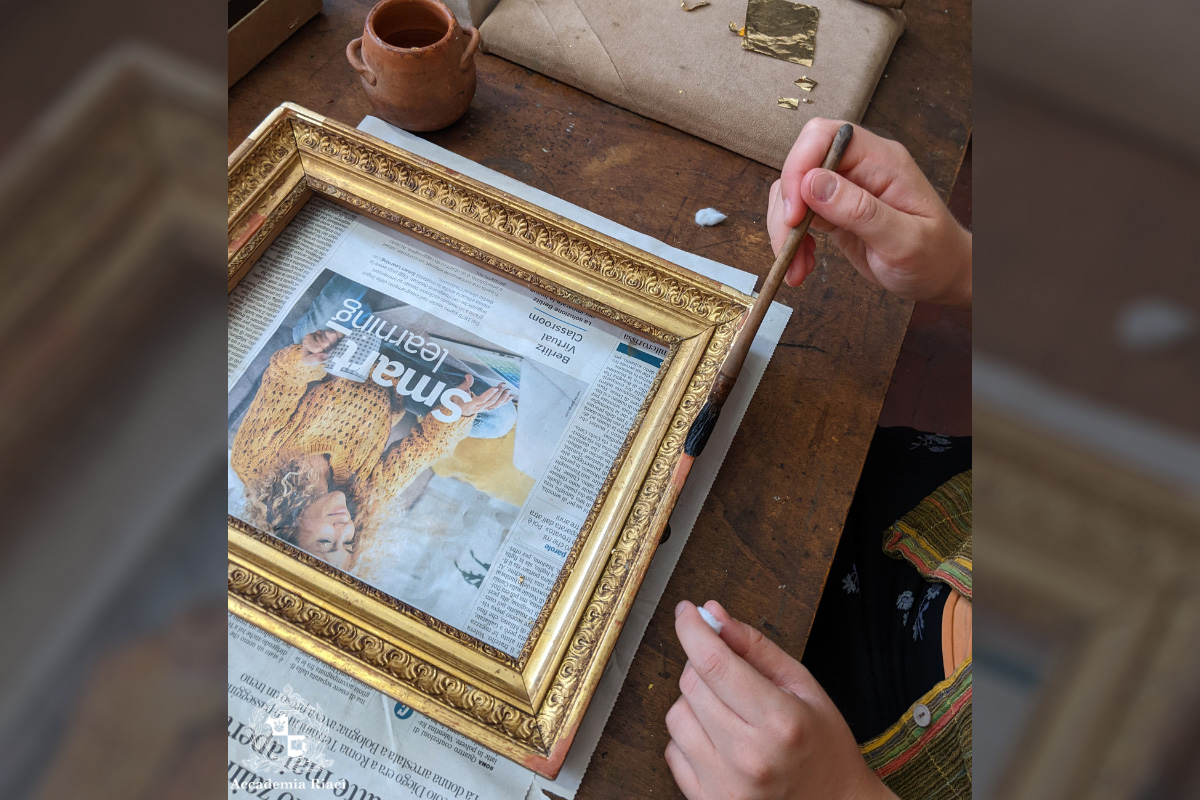 イタリア留学　絵画修復　額縁修復の授業の様子、金箔を貼っているところ