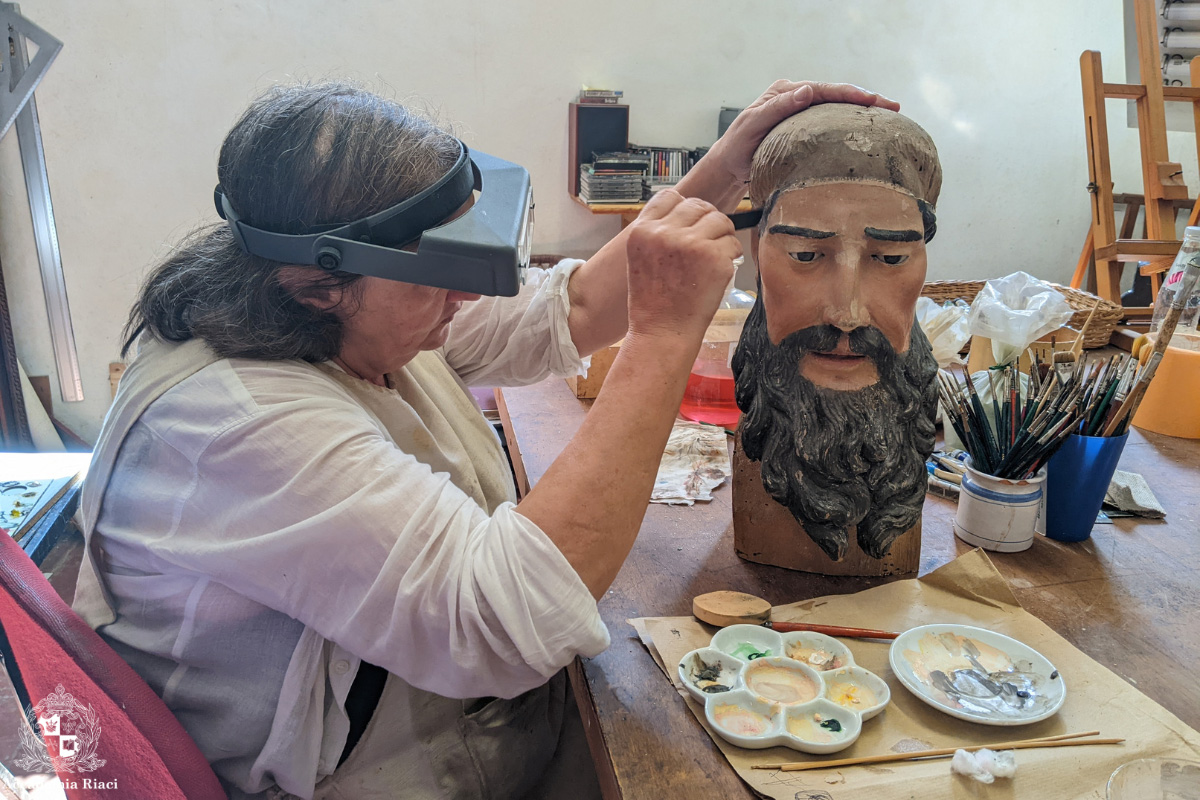 イタリア留学　絵画修復　講師が木造彫刻を仕上げているところ