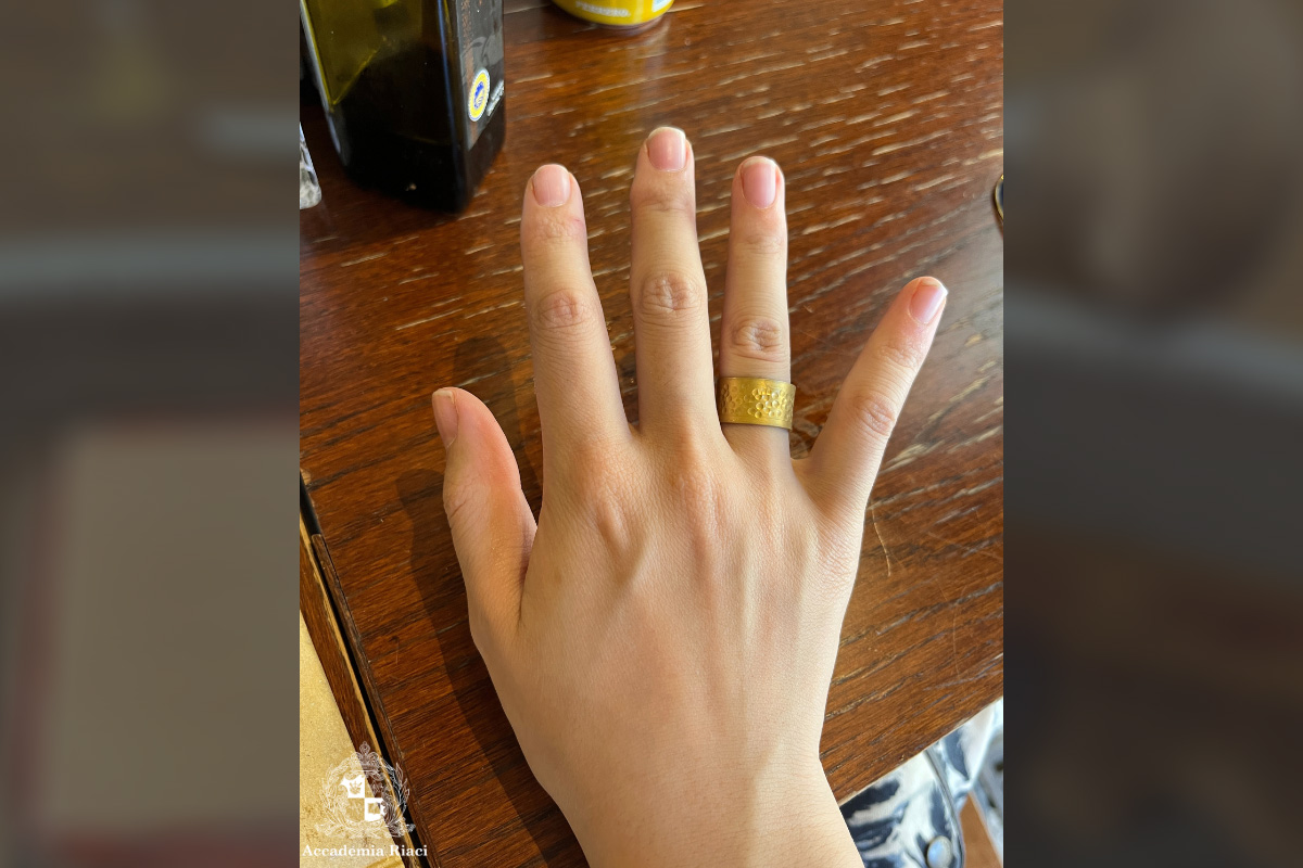 ジュエリー留学　留学体験談　真鍮を叩いて丸い模様をつけた指輪