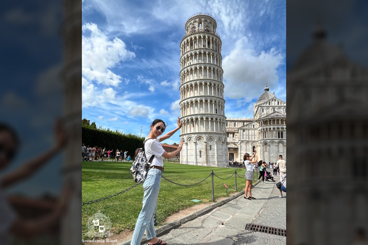 イタリアジュエリー留学　留学生活　ピサの斜塔を背景にポーズをとる女性