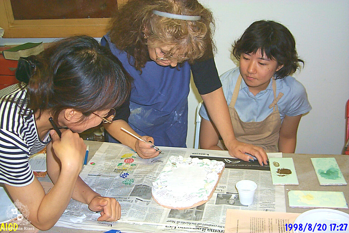 イタリア留学　陶芸留学　授業の様子、講師の手本を見ている学生