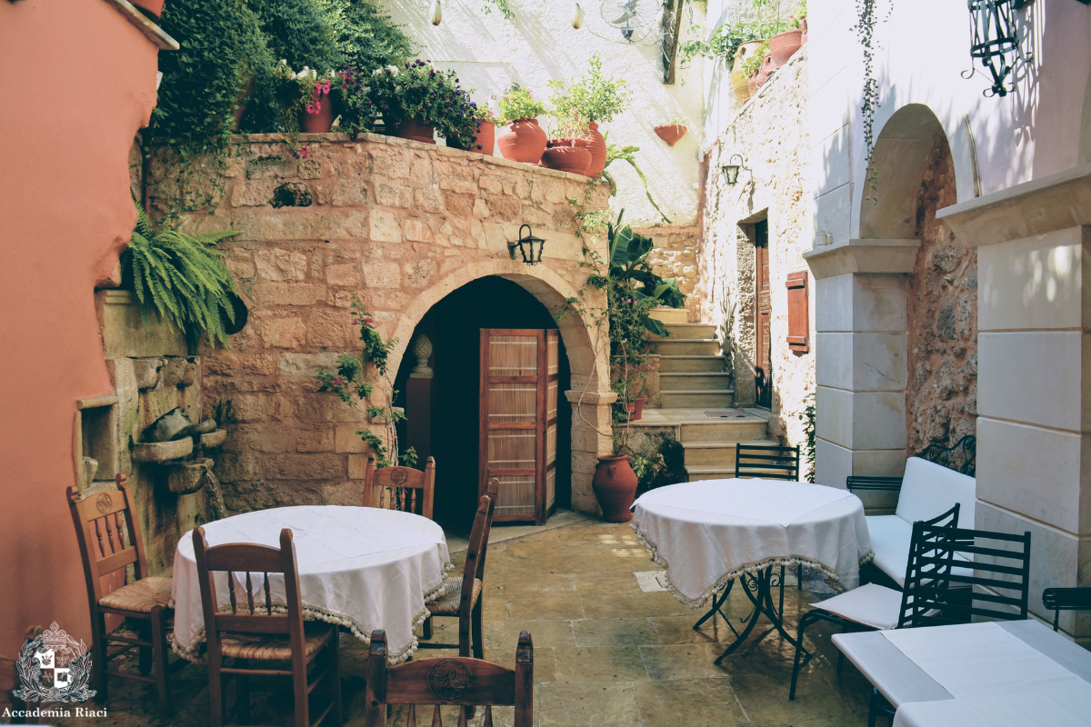 イタリア留学　イタリア留学失敗談　中庭にテーブルが並んでいる雰囲気の良いレストラン
