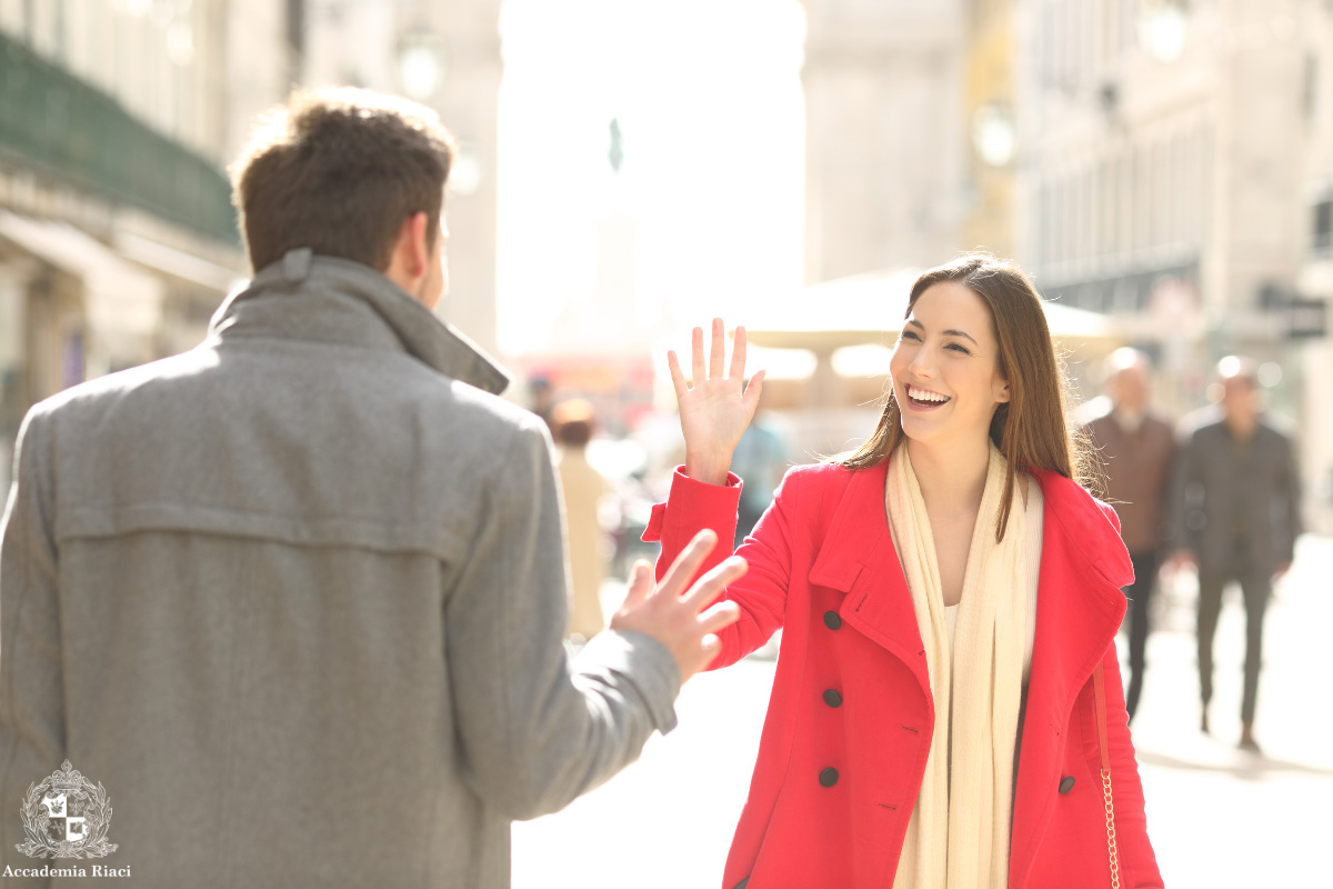 イタリア留学、イタリア語の挨拶の言葉　すれ違いざまに手を上げて挨拶している人たち