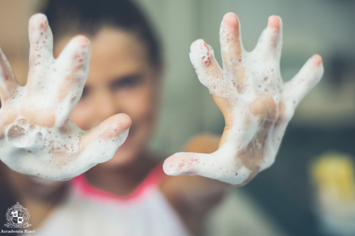 イタリア留学　イタリアコロナ事情　石鹸で手を洗っている子供