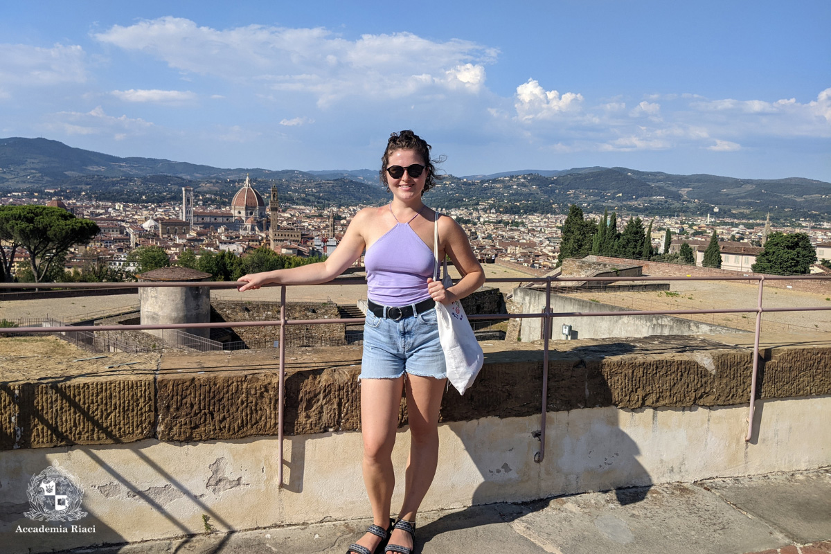 イタリア留学　サマーコース　市内探索を楽しむ学生
