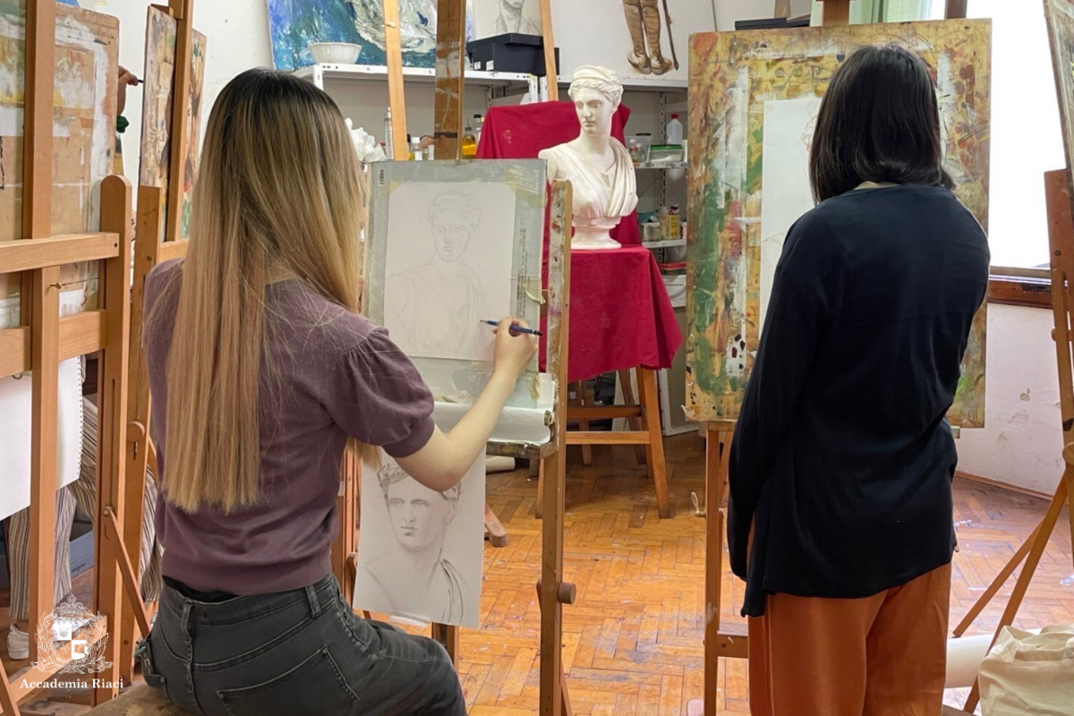 イタリア留学　絵画留学　インク画に挑戦している学生